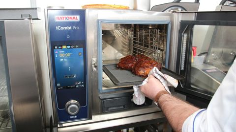 Les fours intelligents (ici iCombo de Rational) donnent des résultats très qualitatifs sur des aliments difficiles à cuire. @A.Tandeau